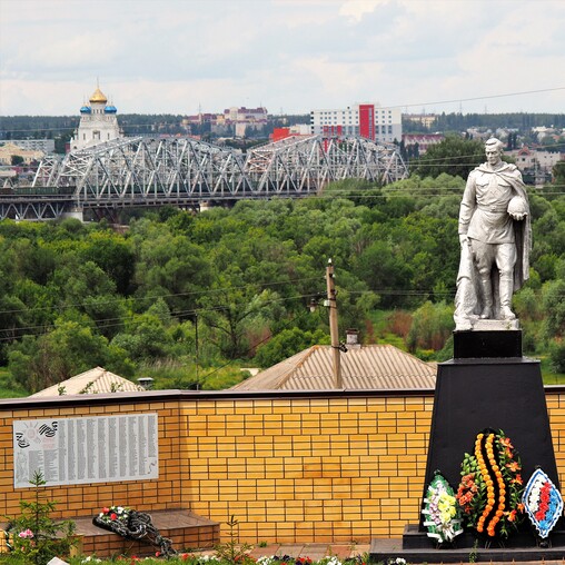 село Залужное Памятник погибшим в войне. На фоне города Лиски.