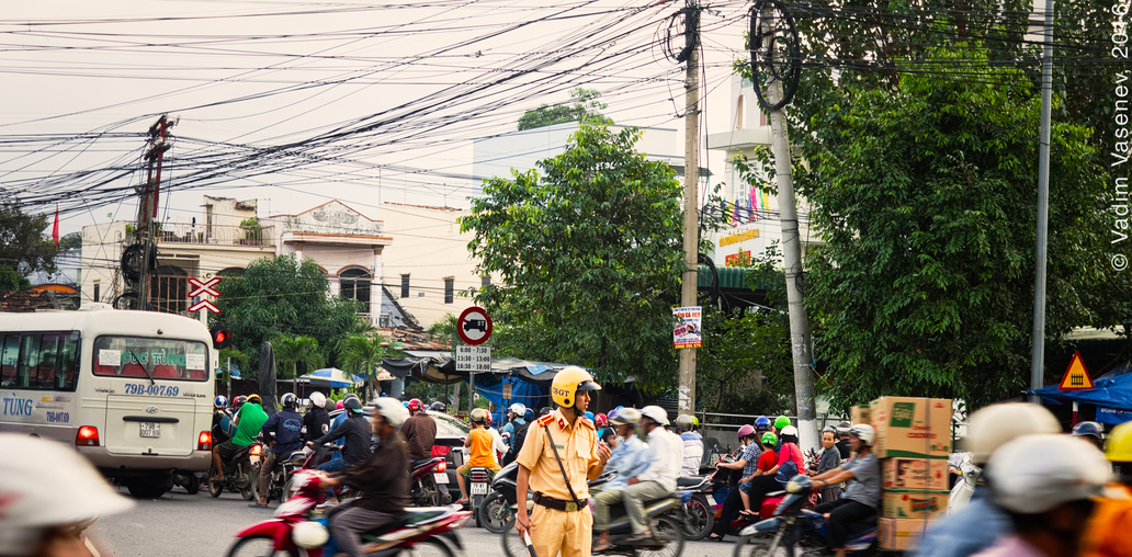 Полицейский регулирует дорожное движение на улице Нячанга.