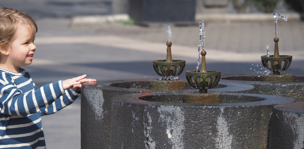 Вода в солнечном Ереване.