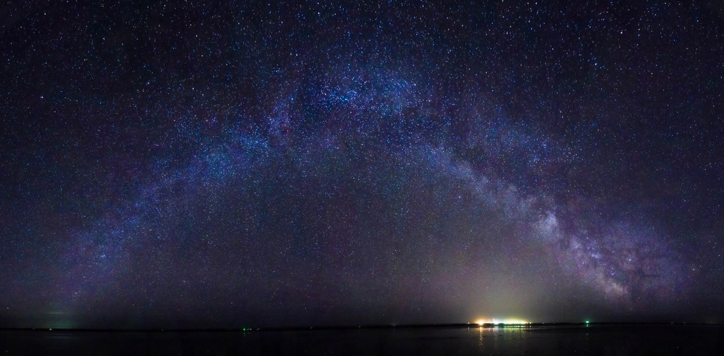 Панорама млечного пути над уникальным озером Эльтон