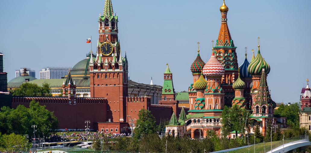 Спасская башня и Покровский собор (Москва)