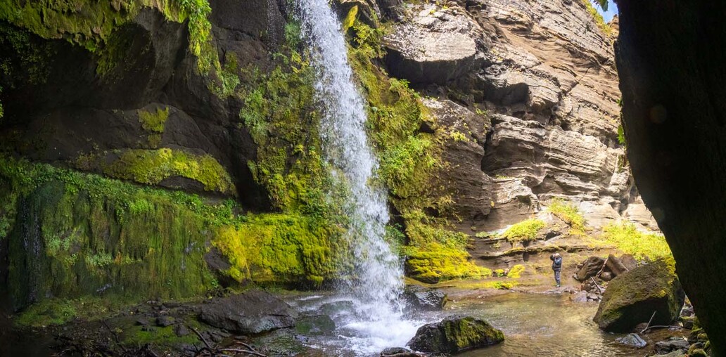 Водопад в Бухте Парусная, Кунашир