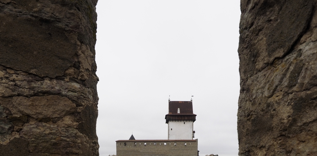 Вид на Нарвский замок со стороны Ивангородской крепости