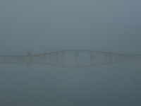 Рыбак на мосту в тумане