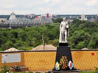 село Залужное Памятник погибшим в войне. На фоне города Лиски.