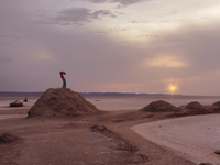 Восход солнца на высохшем соленом озере в Сахаре
