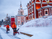 Уборка снега в парке "Зарядье" (Москва)
