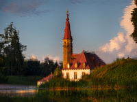 Отражение Приоратского дворца в озере.