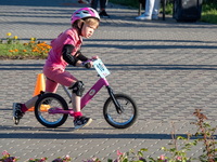 юная велосипедистка