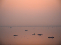 Утро на священной реке Ганг