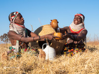 Женщины племени Муханда, Ангола