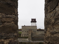 Вид на Нарвский замок со стороны Ивангородской крепости