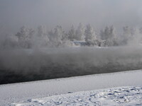 В морозный полдень на сибирской реке...
