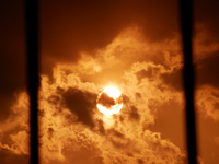 Облака и Солнце