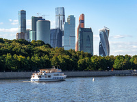 Вид на Москва-Сити с Лужнецкой набережной