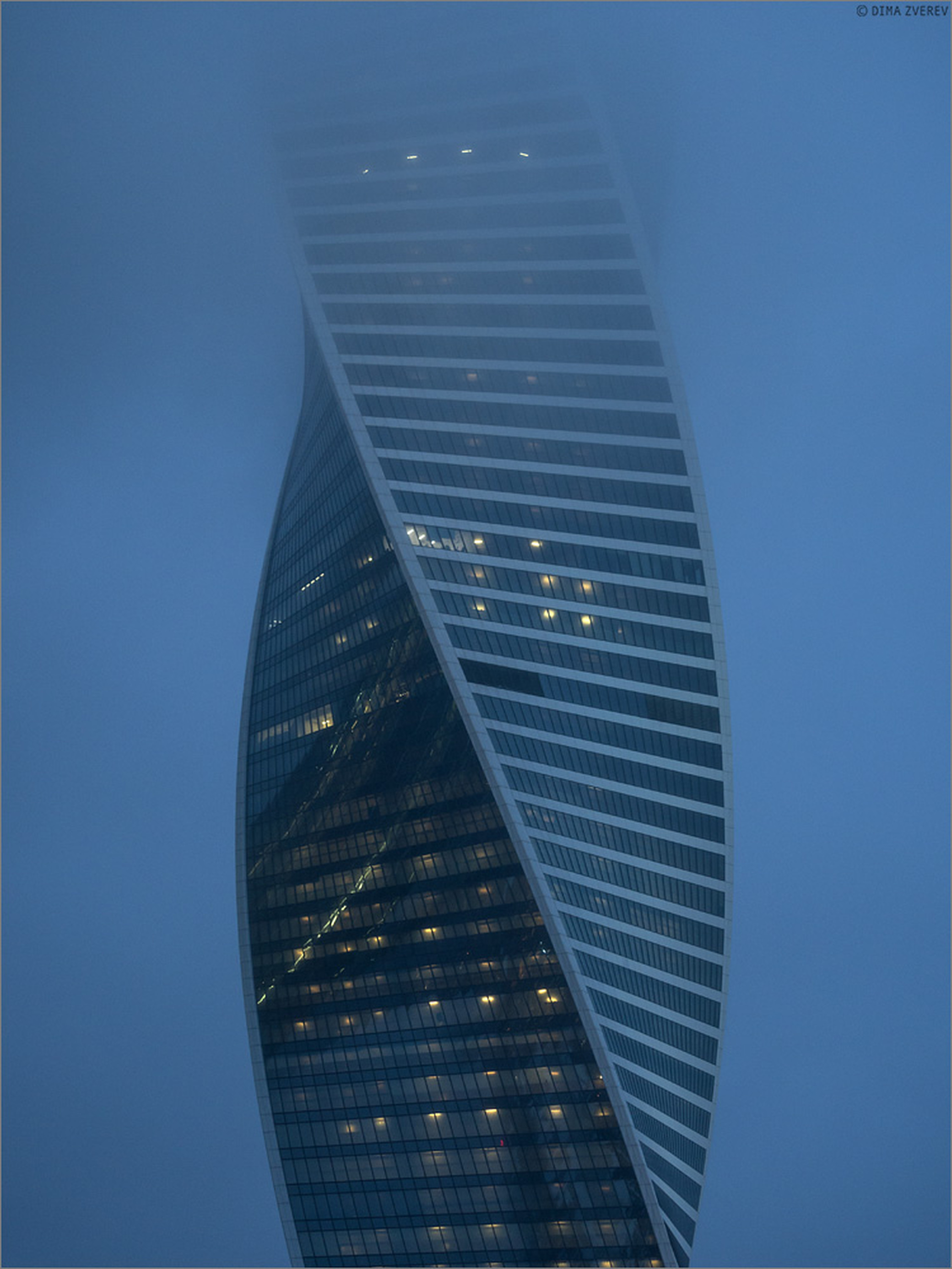 Москва-Сити. Небоскреб «Эволюция», в тумане