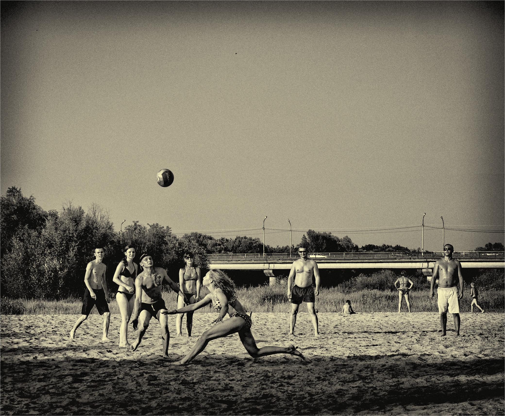 Пляжный волейбол в (ч/б)