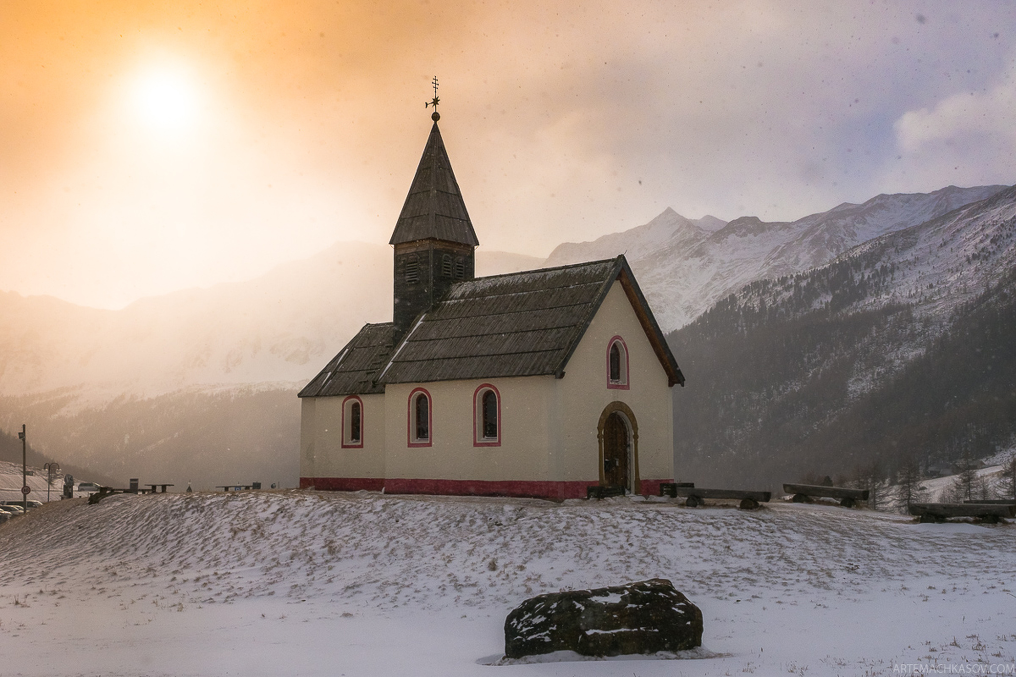 Церковь высоко в горах