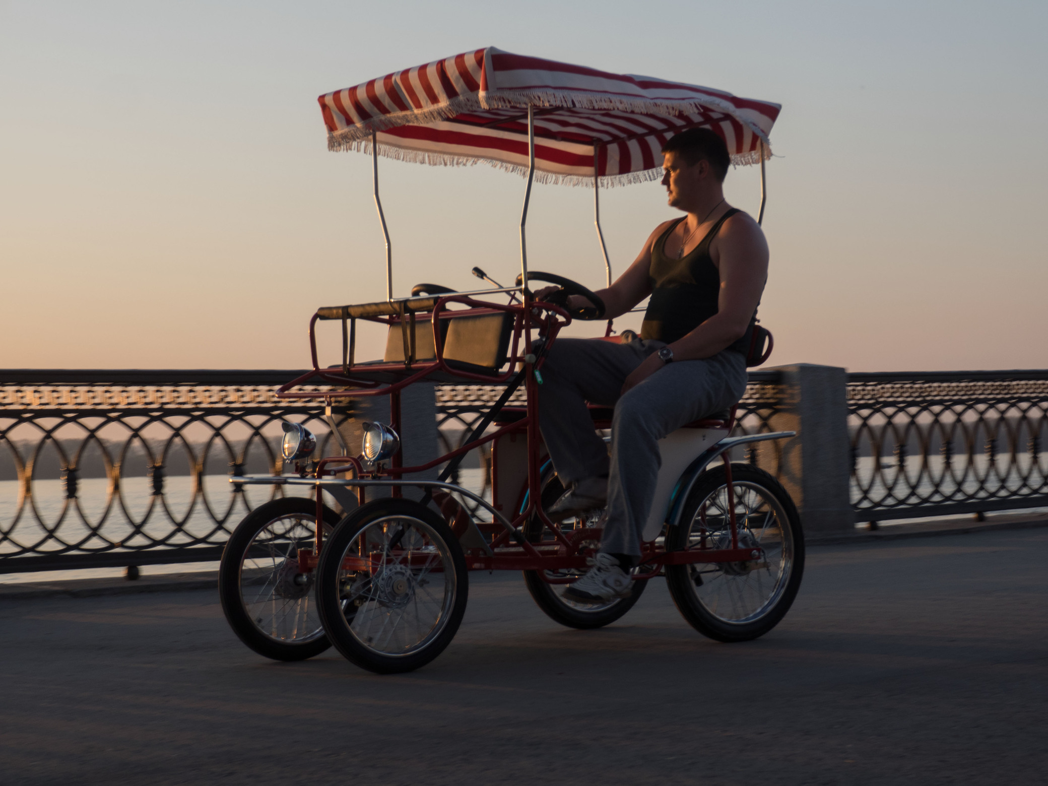 Самарский вело-рикша. (на набережной)