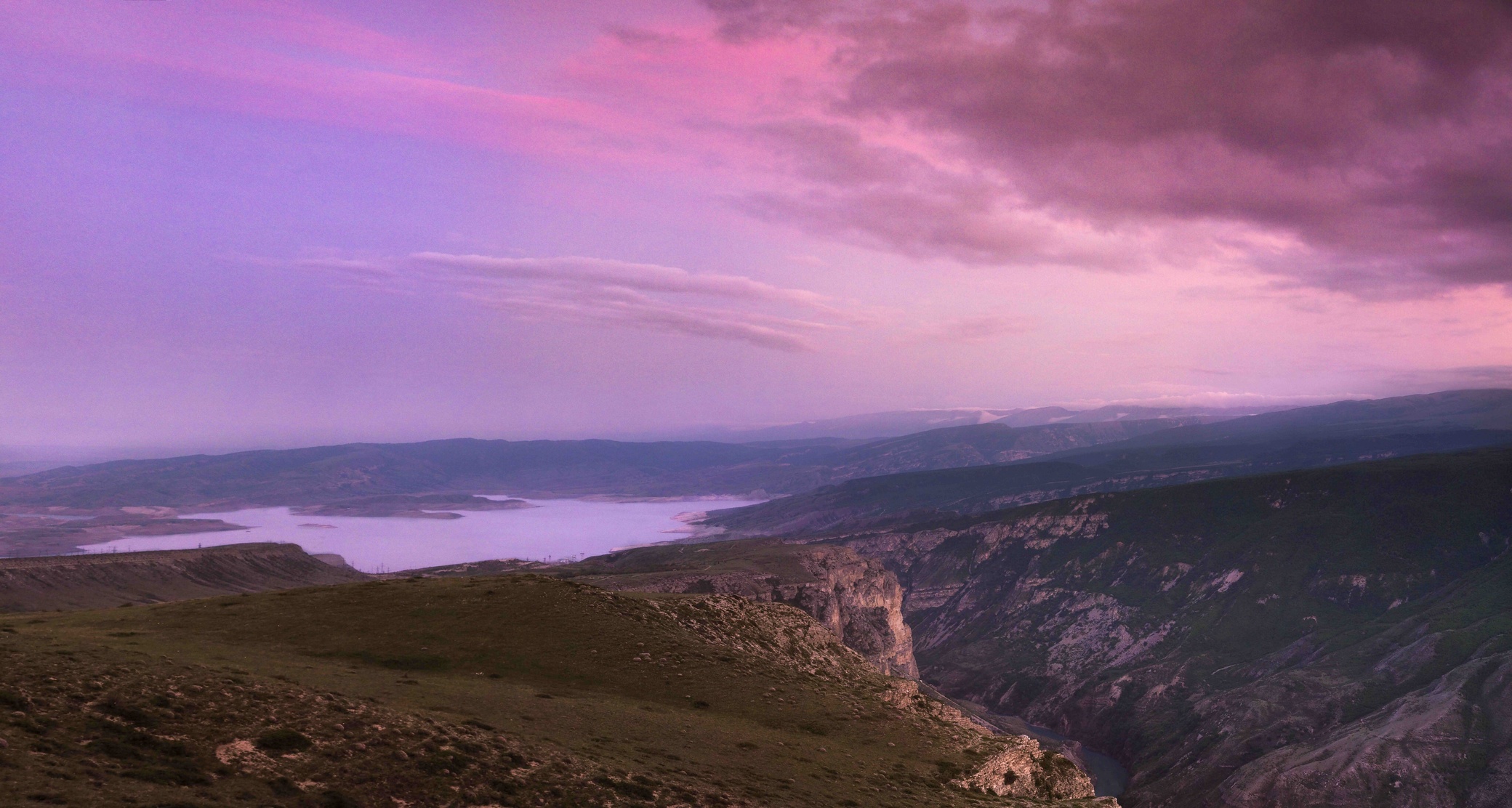 Закат над Сулакским каньоном и Чиркейским водохранилищем.