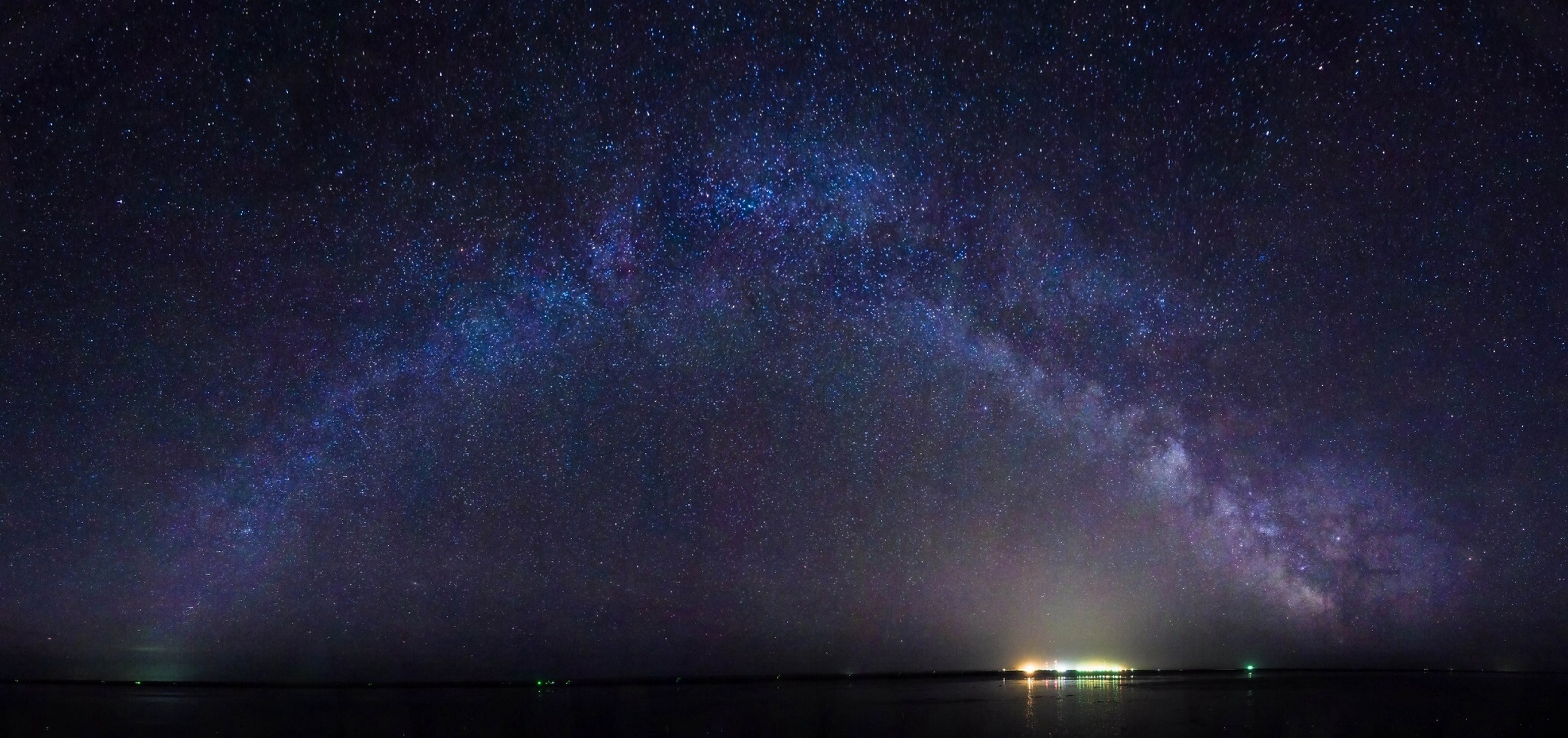 Панорама млечного пути над уникальным озером Эльтон