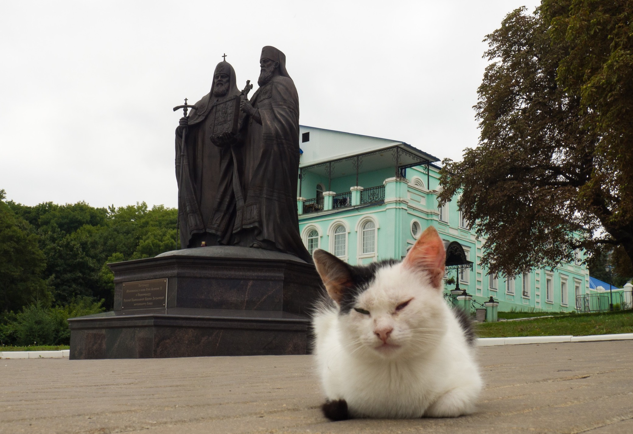 Памятник патриарху Алексию II и митрополиту Лавру