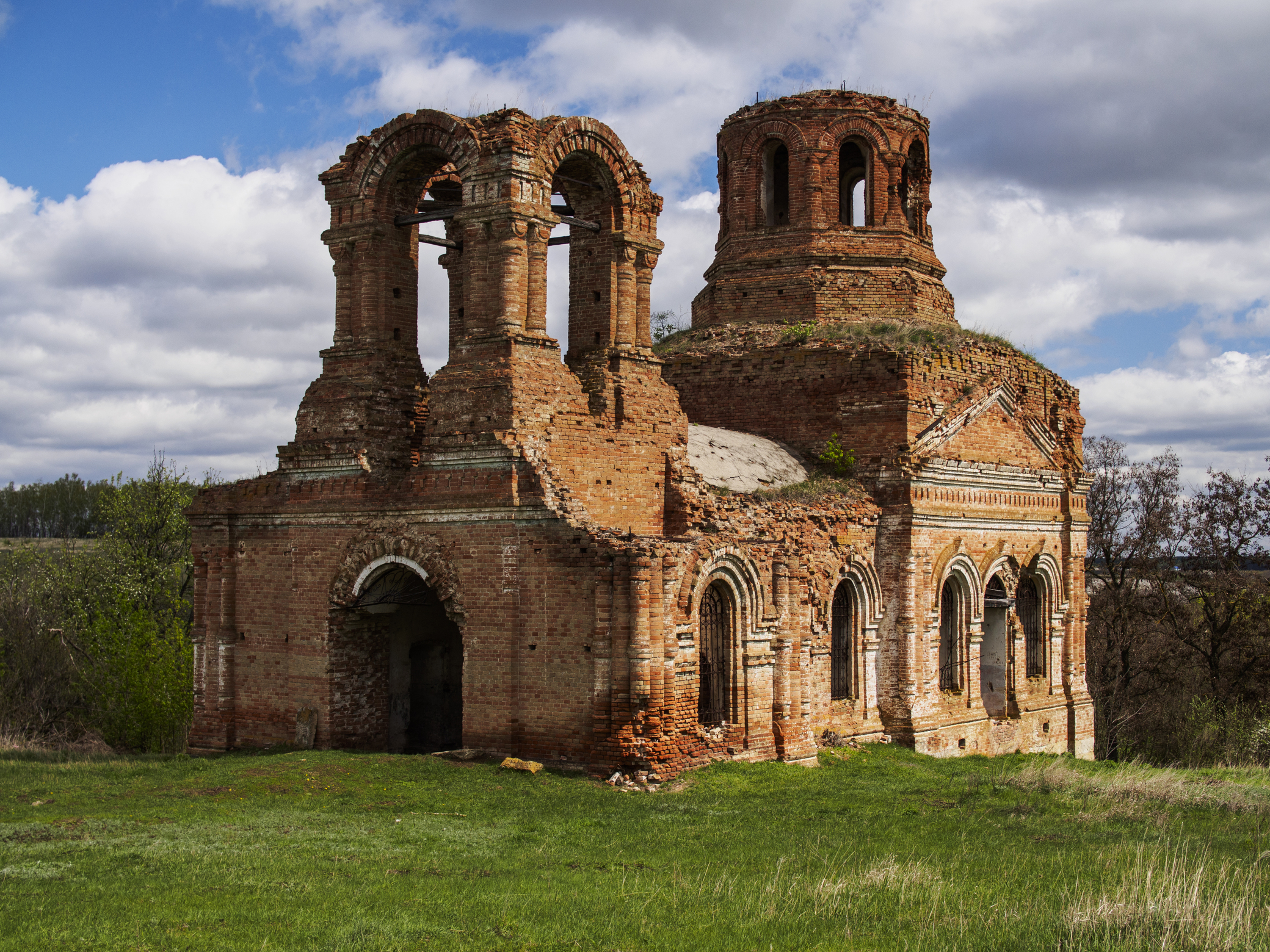 Полуразрушенная церковь в селе Басовка, Воронежская область