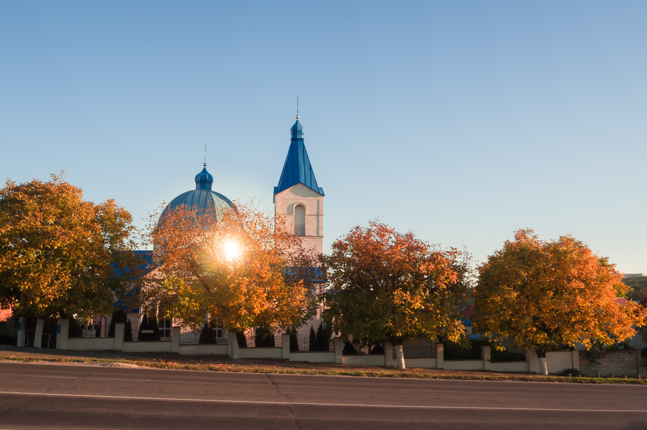 Христианский храм на закате осеннего дня в Кишиневе.