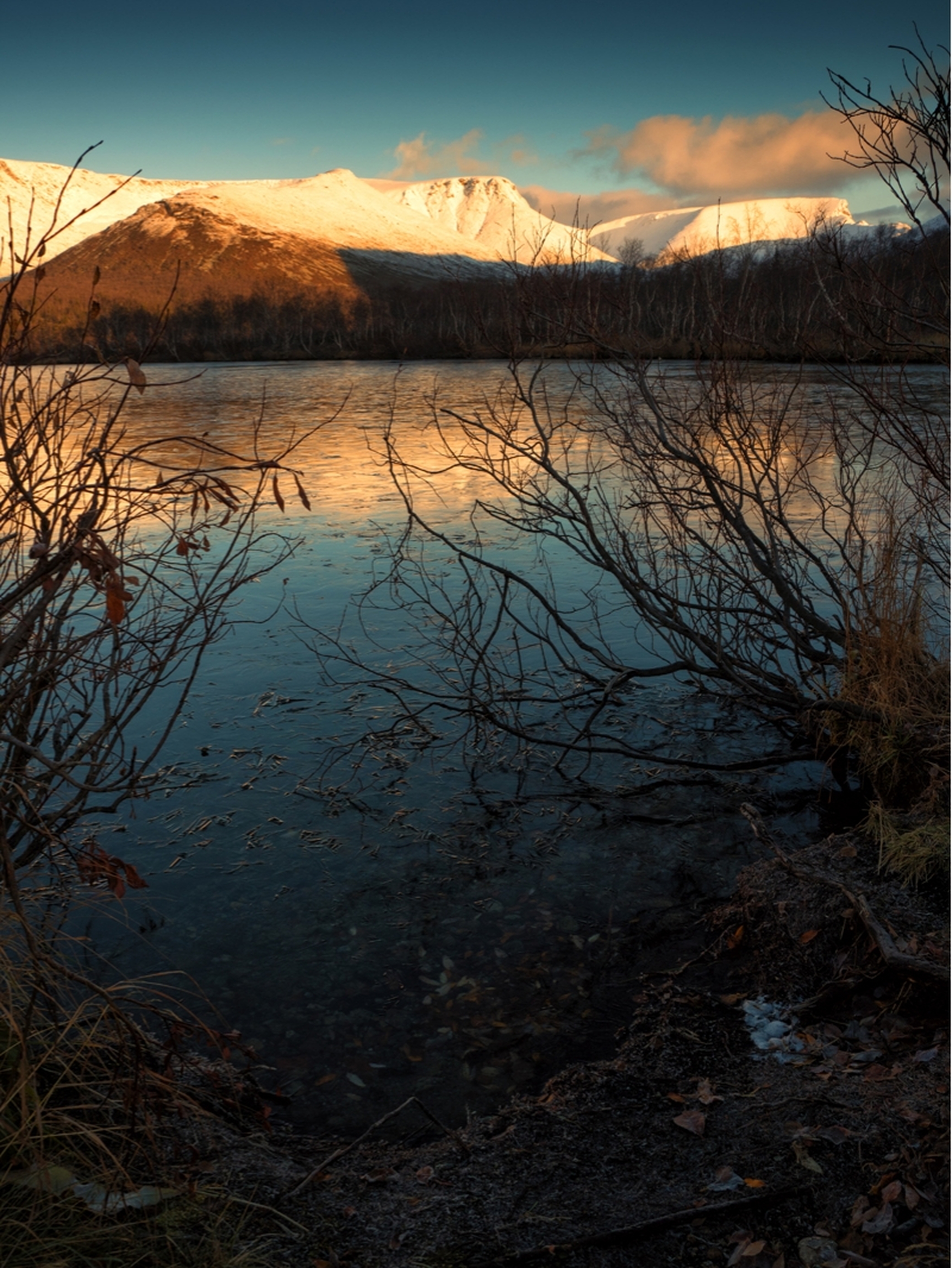 Рассвет над замёрзшим озером