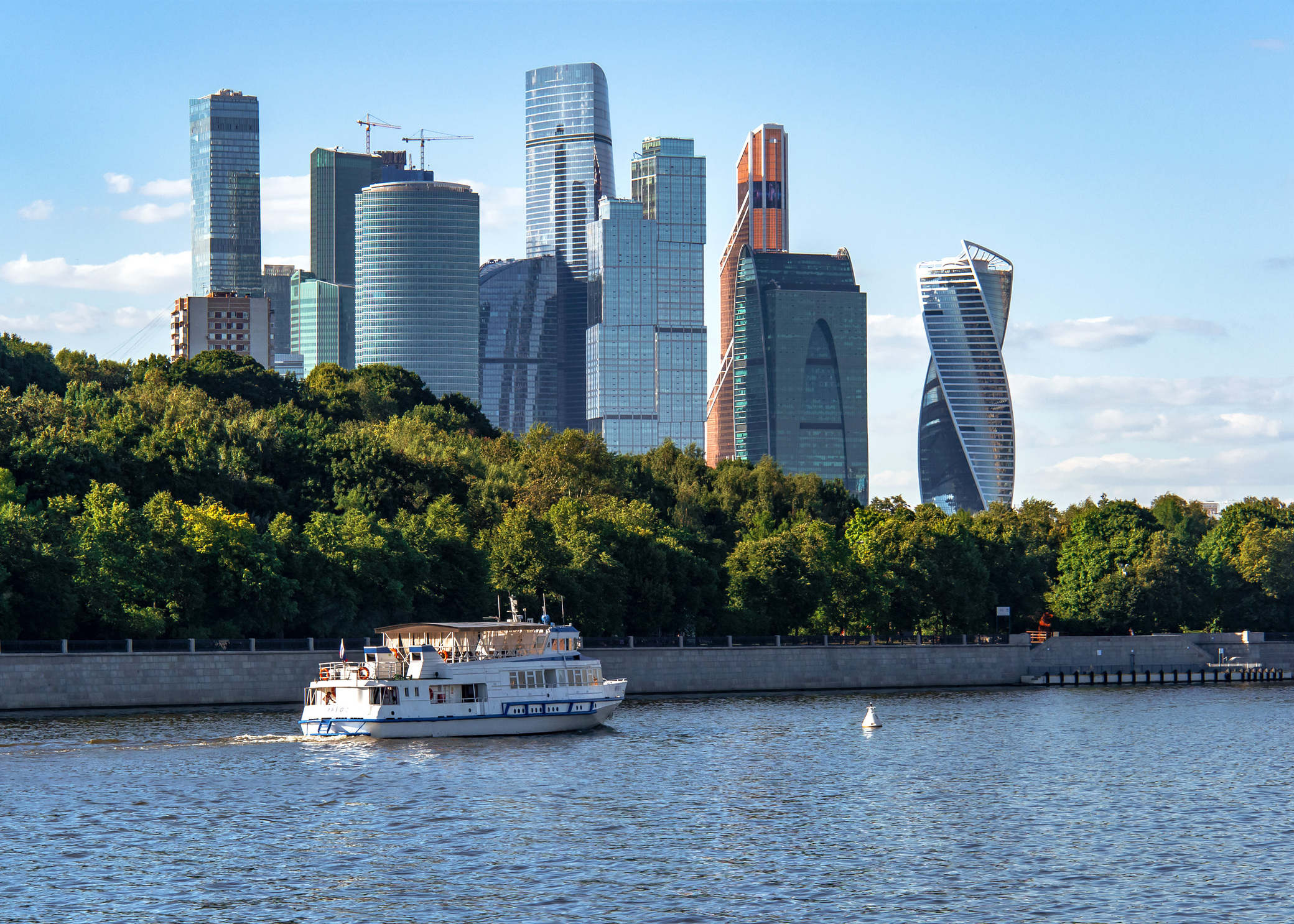 Вид на Москва-Сити с Лужнецкой набережной