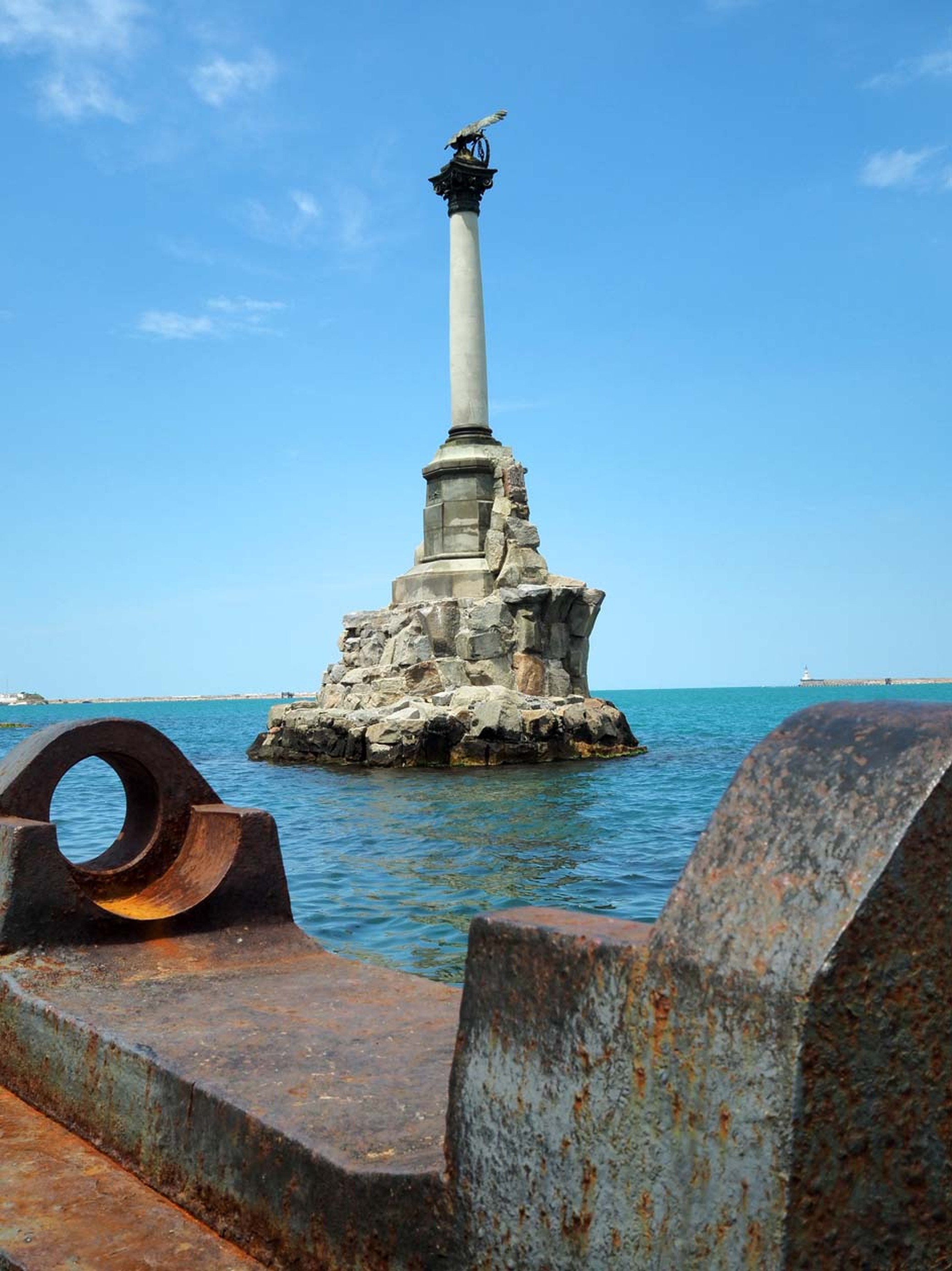 Памятник затопленным кораблям.