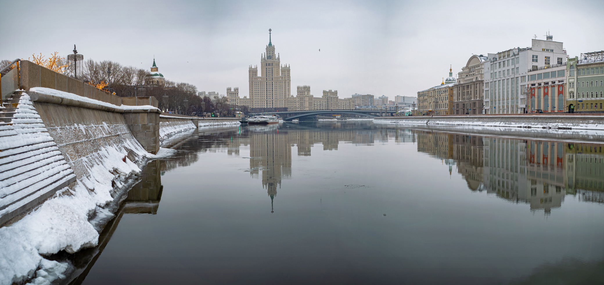 Вид от Зарядья (Москва)