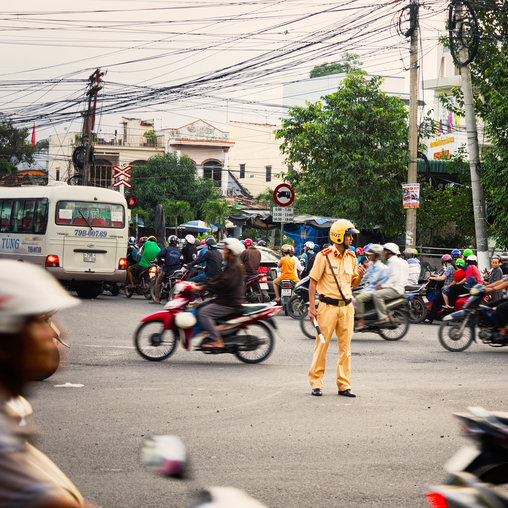 Полицейский регулирует дорожное движение на улице Нячанга.