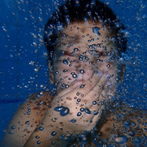 Мальчик под водой