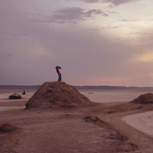 Восход солнца на высохшем соленом озере в Сахаре