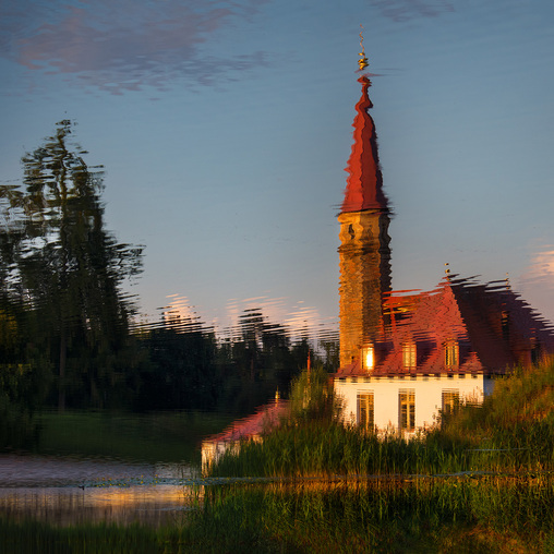 Отражение Приоратского дворца в озере.