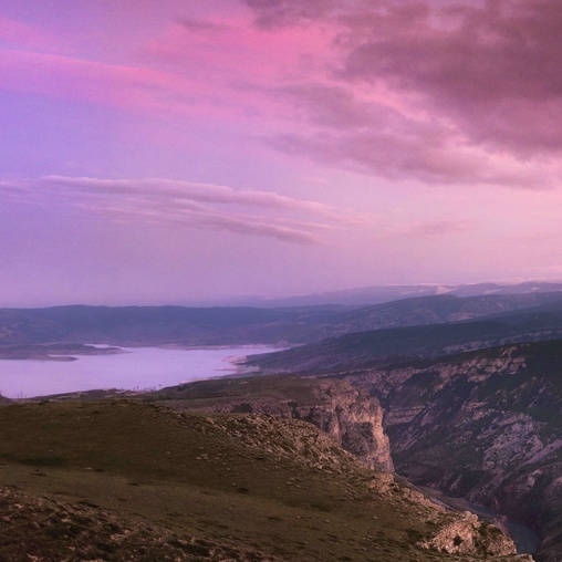 Закат над Сулакским каньоном и Чиркейским водохранилищем.