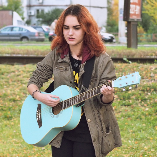 Девушка с гитарой.