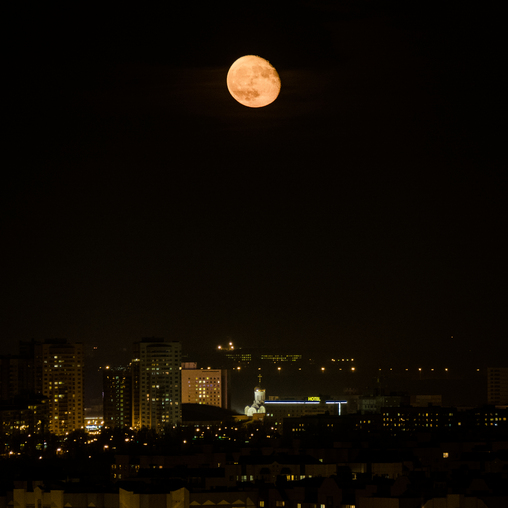 Оранжевая луна над Минском