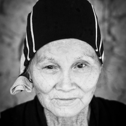 Бабушка из  деревни долгожителей народностей Ли и Мяо (о.Хайнань)
