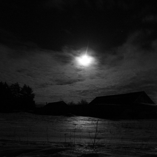 Ночь, луна, домики.